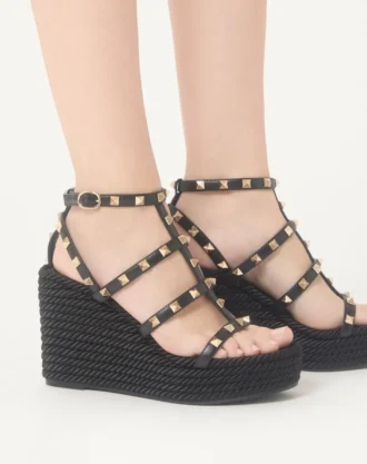 Rockstud Ayak Bileği Kayışlı Kambur Deri Topuklu Sandal 95 Mm